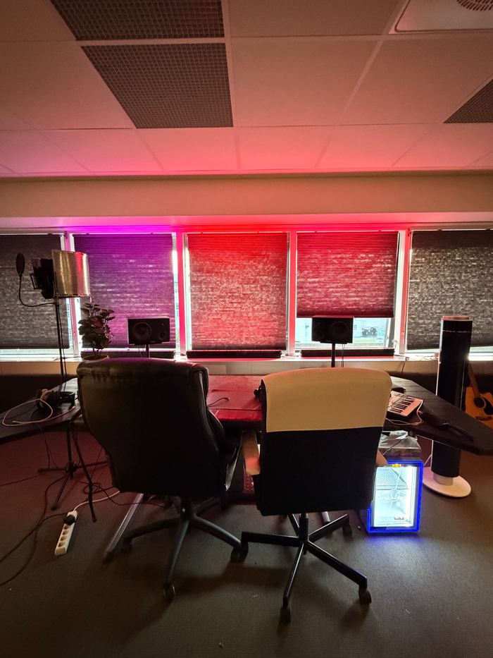 Rom 1: produksjonsdesk med monitorer foran vinduene