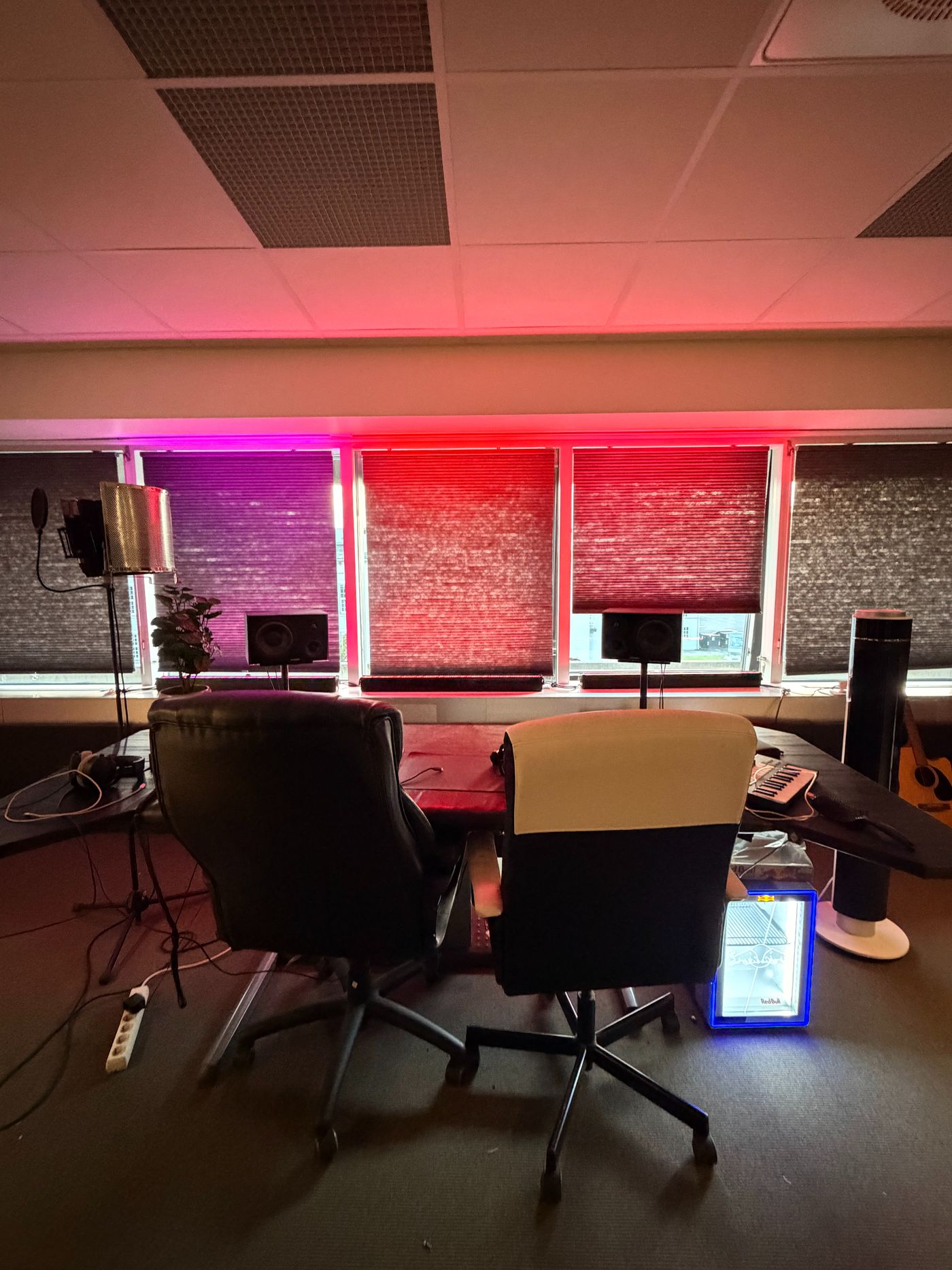 Rom 1: produksjonsdesk med monitorer foran vinduene